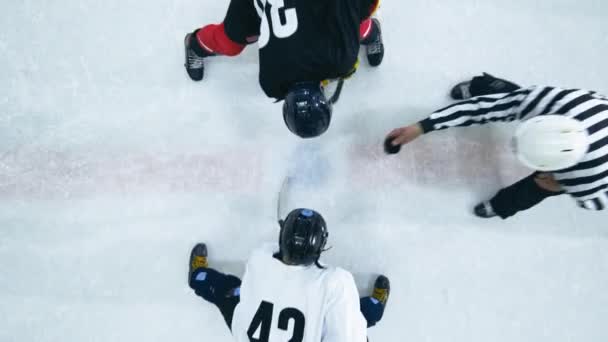 Vertikale Leinwand Eishockey von oben nach unten Gesicht — Stockvideo