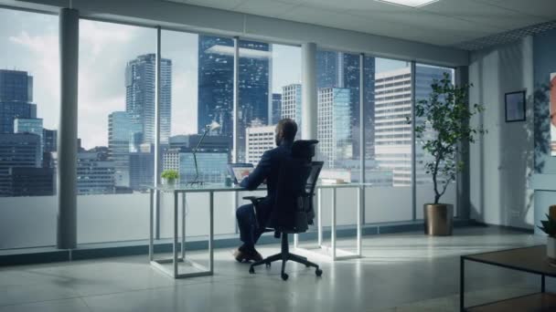 Mannen som arbetar på kontoret — Stockvideo