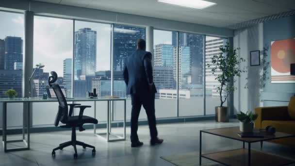 Mannen som arbetar på kontoret — Stockvideo