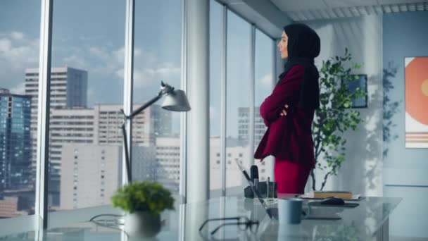 Επιχειρηματίας φορούσε μαντίλα στο γραφείο — Αρχείο Βίντεο