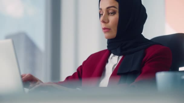 Empresaria con Hijab trabajando en la oficina — Vídeos de Stock