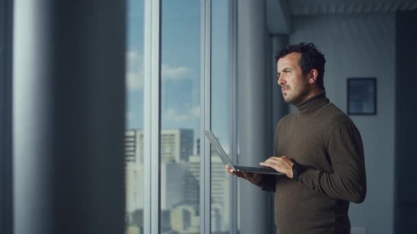 Hombre de negocios trabajando en la oficina — Vídeos de Stock