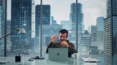 Ofiste çalışan iş adamı