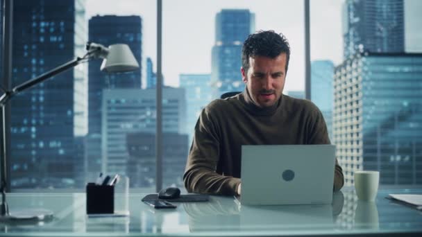 Hombre de negocios trabajando en la oficina — Vídeo de stock