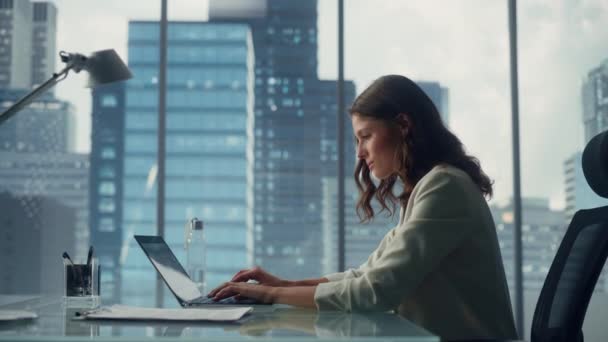 Femme d'affaires travaillant dans le bureau — Video