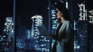 Gece ofiste çalışan iş kadını.
