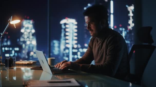 Zakenman werken in office bij nacht — Stockvideo