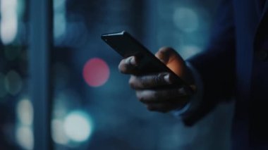 Gece Ofisinde Akıllı Telefon Kullanan İşadamı