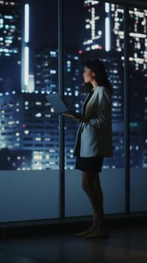 Ofis Gecesinde Dikey Ekran İşkadını