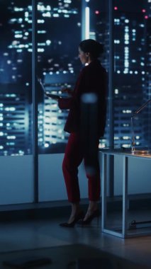 Ofis Gecesinde Dikey Ekran İşkadını