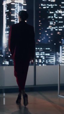 Ofis Gecesinde Dikey Ekran İşkadını