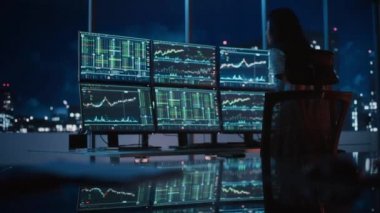 Finansal Tüccar Gece Ofisinde Çalışıyor