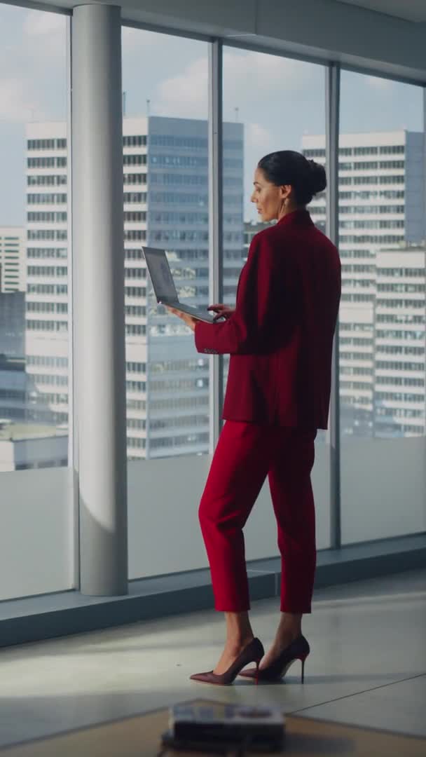 Вертикальний екран бізнес-леді в офісі — стокове відео