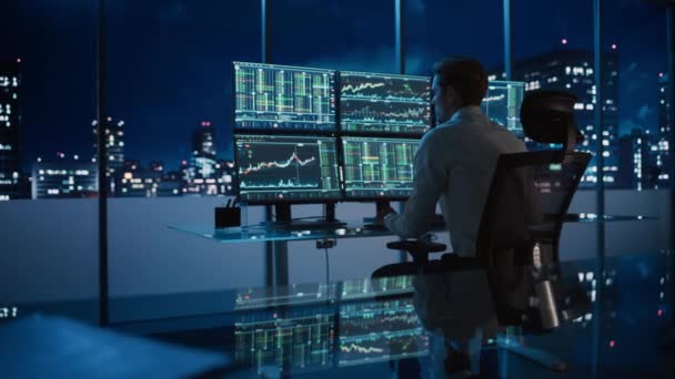 Finansiell investerare som arbetar på kontoret på natten — Stockvideo