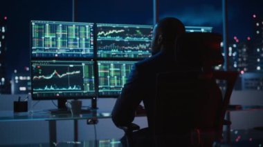 Finansal Simsar Gece Ofisinde Çalışıyor