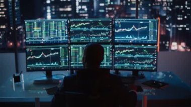 Finansal Simsar Gece Ofisinde Çalışıyor