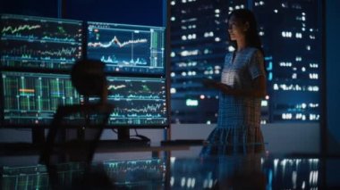 Finansal Tüccar Gece Ofisinde Çalışıyor