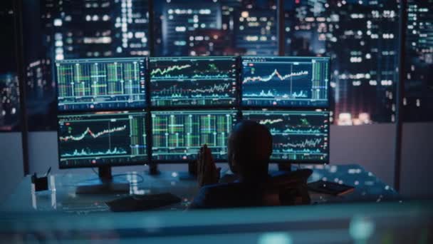 Financial Broker Trader Pracujący w biurze w nocy — Wideo stockowe