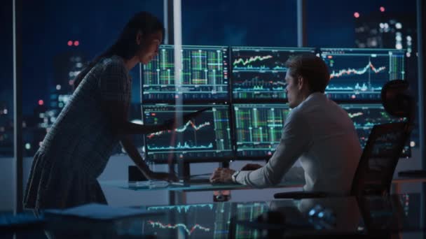 Financiële investeerders aan het praten op kantoor op het werk — Stockvideo