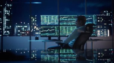 Finansal Yatırımcı Gece Ofisinde Çalışıyor