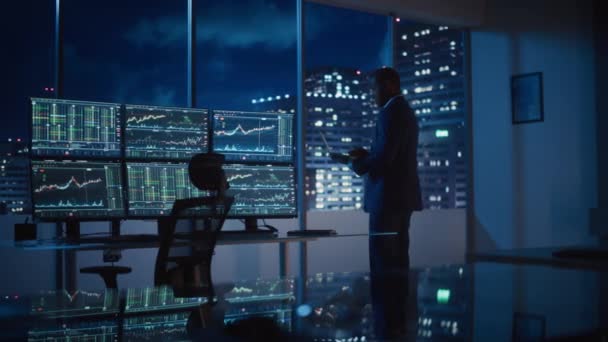Biznesmen, praca w biurze w nocy — Wideo stockowe