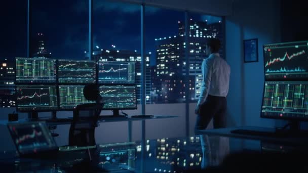 Finanční investor pracující v kanceláři v noci — Stock video