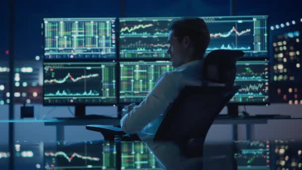 Inwestor finansowy pracujący w biurze w nocy — Wideo stockowe
