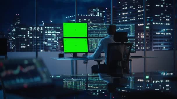 Investitore finanziario che lavora sullo schermo verde del computer — Video Stock