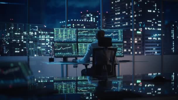 Investidor Financeiro Trabalhando no Escritório à Noite — Vídeo de Stock