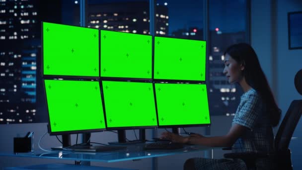 Inwestor finansowy pracujący nad zielonym ekranem komputera — Wideo stockowe