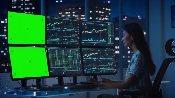 Investitore finanziario che lavora sullo schermo verde del computer — Video Stock