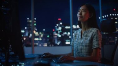 Gece ofiste çalışan iş kadını.