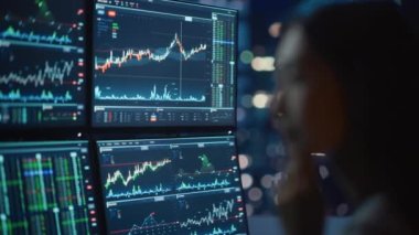 Geceleri ofiste çalışan borsa simsarı.