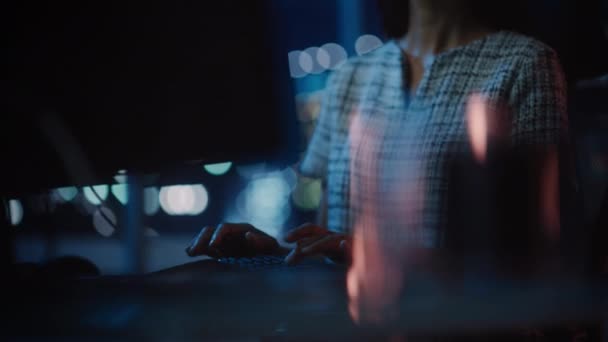 Businesswoman Working in Office at Night — Stock Video