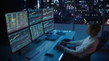Finansal Yatırımcı Gece Ofisinde Çalışıyor