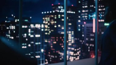 Gece Pencereden Dışarı Bakan İş Adamı