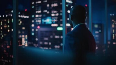 Gece Pencereden Dışarı Bakan İş Adamı