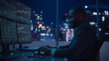 Finansal Simsar Gece Ofisinde Çalışıyor