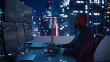 Finansal Simsar Gece Ofisinde Çalışıyor