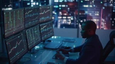 Finansal Simsar Gece Ofisinde Çalışıyor