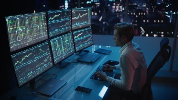 Finanzinvestor arbeitet nachts im Büro — Stockvideo