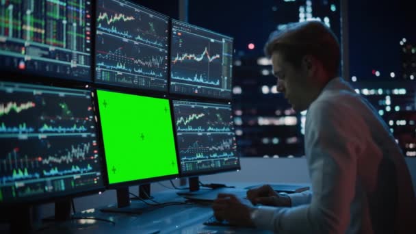 Financiële Belegger Werken aan Computer Green Screen — Stockvideo