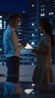 Ofiste Konuşan Dikey Finansal Yatırımcılar