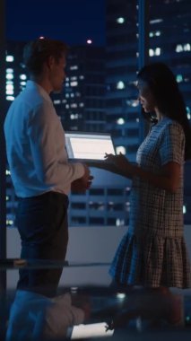 Ofiste Konuşan Dikey Finansal Yatırımcılar