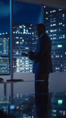 Dikey Portre İşkadını Geceleri Ofiste Çalışıyor