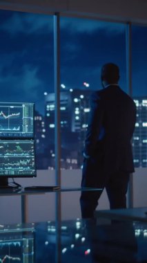 Geceleri Pencereden Dışarı Bakan Dikey Portre İşadamı