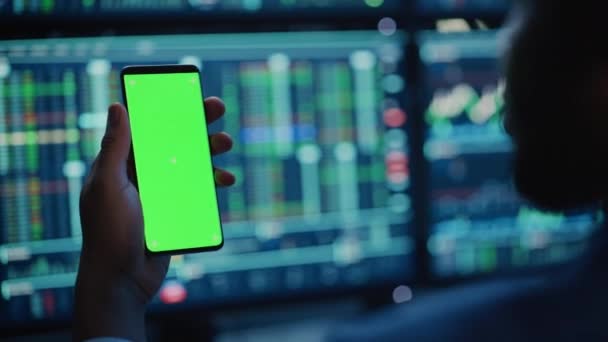 Inversor financiero usando la pantalla verde del teléfono inteligente — Vídeos de Stock