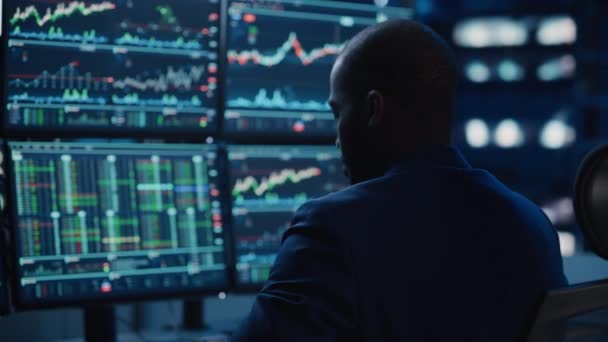 Finanzmakler im Amt — Stockvideo