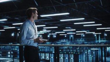 Veri Merkezi Uzmanı Dizüstü bilgisayar kullanıyor