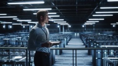 Veri Merkezi Uzmanı Dizüstü bilgisayar kullanıyor